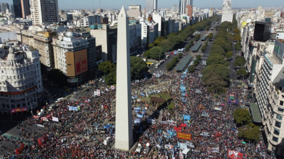 Centenas marcham por justi&ccedil;a ap&oacute;s morte de manifestante detido na Argentina