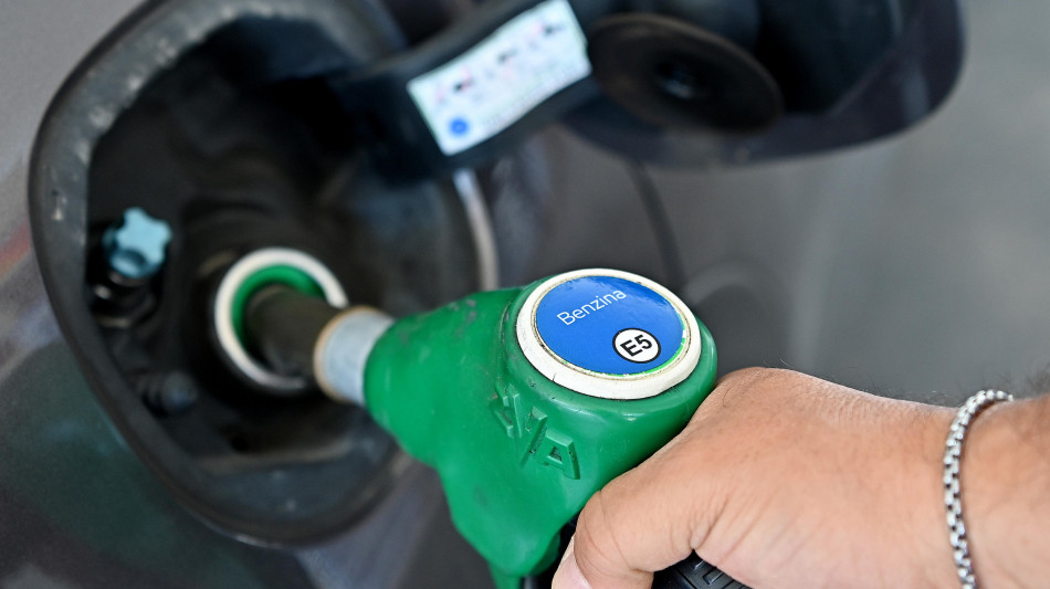 Benzina: Staffetta, segnali di rialzo, verde self a a 1,696 euro