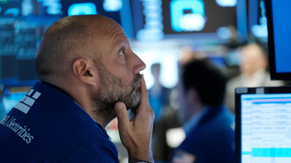 Wall Street &eacute;volue h&eacute;sitante, plomb&eacute;e par la technologie