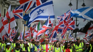 Miles de personas marchan en Londres en una protesta de ultraderecha y en una contramanifestaci&oacute;n