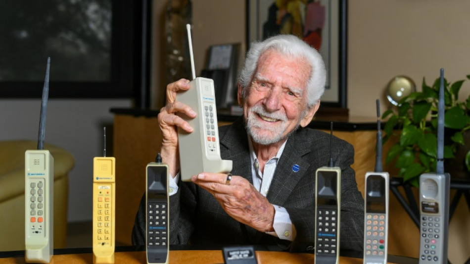 Dejen de mirar la pantalla de sus m&oacute;viles, dice quien los invent&oacute; hace medio siglo 