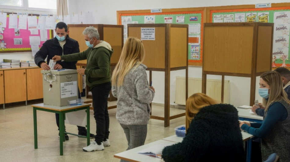 Los chipriotas eligen a su presidente en una elecci&oacute;n re&ntilde;ida