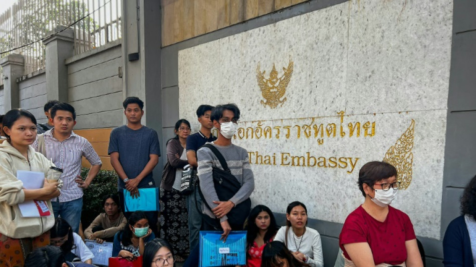 Des jeunes Birmans cherchent &agrave; quitter leur pays pour &eacute;chapper &agrave; l'arm&eacute;e