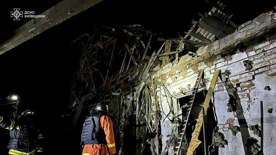 Attacco russo con droni su Kiev, otto feriti