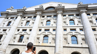 Borsa: Milano debole (-0,1%), cede Leonardo, corre Stellantis