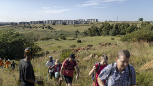 Entre minas de oro y basura, gu&iacute;a sudafricano ofrece un tour por la barriada de Soweto
