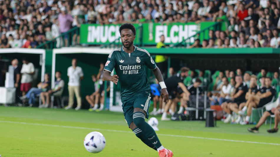 Calcio: Mbapp&egrave; e Vinicius si coprono la maglia a sostegno di Ceuta, polemica in Spagna