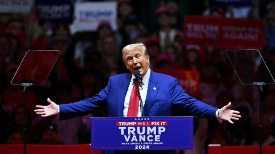 Trump ataca en Nueva York a los latinos y a Harris, que le devuelve las cr&iacute;ticas