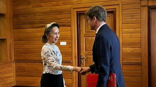 Aung San Suu Kyi, Nobel da Paz presa em Mianmar, re&uacute;ne-se com delegado da Cruz Vermelha
