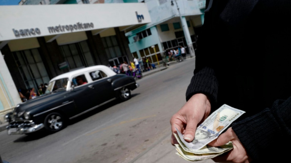 Cubanos ven positiva reapertura de dep&oacute;sitos en d&oacute;lares pero persisten las "dudas"