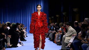 Balmain se recupera com brilho e flores ap&oacute;s roubo de pe&ccedil;as em Paris