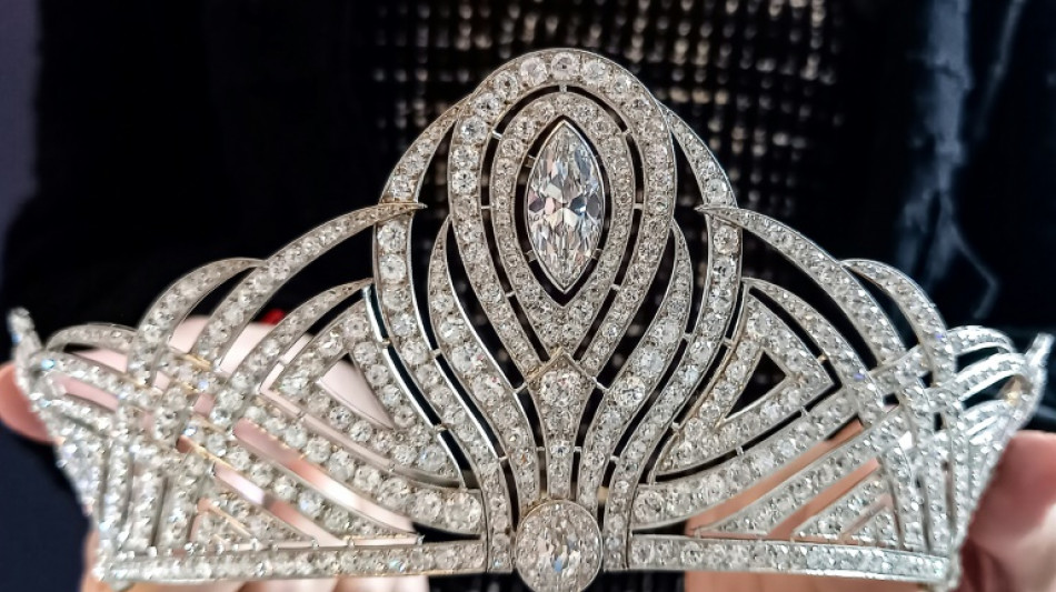 Una tiara de coronaci&oacute;n brilla en subasta de joyas en Ginebra