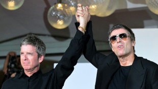 "On est pr&ecirc;t ?" Un film sur Oasis immortalise les retrouvailles glaciales du groupe