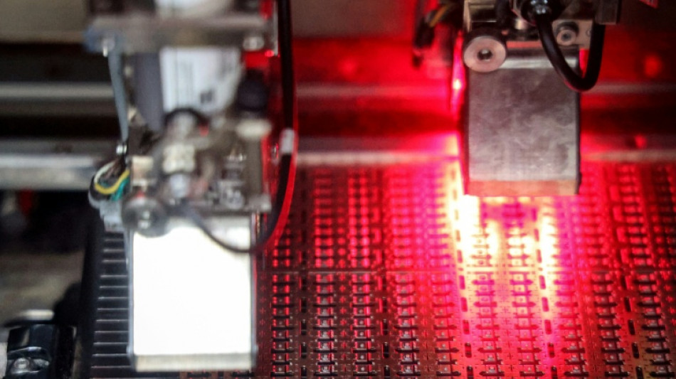 China ganha impulso na corrida com EUA para fabricar chips de alta tecnologia