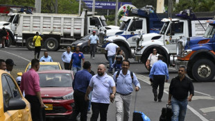 La polic&iacute;a comienza a despejar v&iacute;as bloqueadas por la protesta de transportistas en Colombia