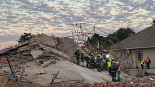 Sube a 24 el balance de muertos del derrumbe de un edificio en Sud&aacute;frica