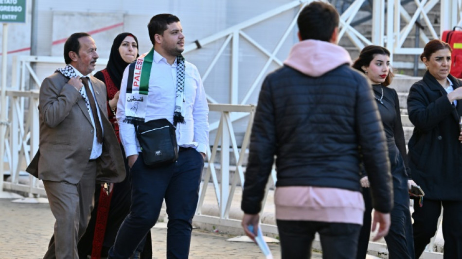 El papa se re&uacute;ne con familiares de rehenes de Ham&aacute;s y de presos palestinos