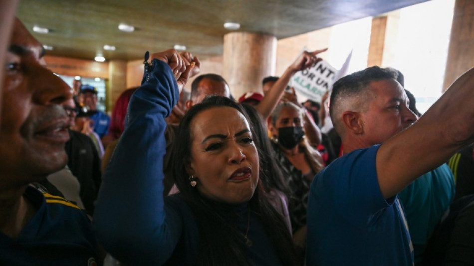 Trabajadores p&uacute;blicos reclaman en Caracas contra pol&eacute;mica depreciaci&oacute;n del salario