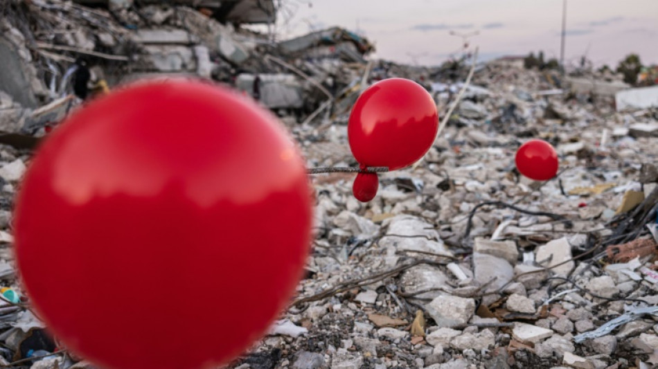 Globos rojos en ciudad turca de Antakya en homenaje a los ni&ntilde;os muertos en el terremoto