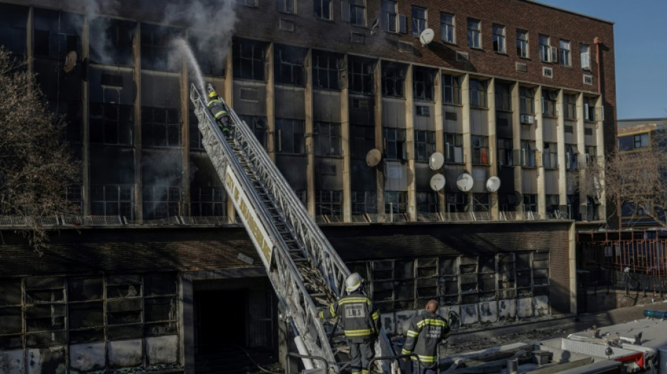 Continua busca por v&iacute;timas de inc&ecirc;ndio letal em Johannesburgo