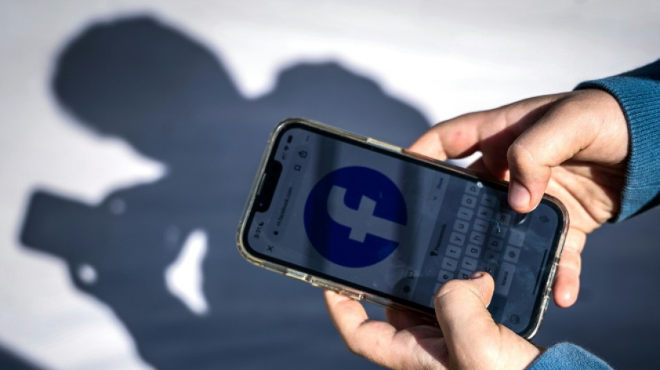 "C'est super mais..." : parents et ados partag&eacute;s sur l'interdiction des r&eacute;seaux sociaux