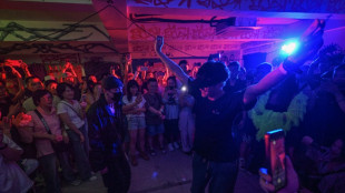 Sordos y oyentes se juntan para bailar en una discoteca de Shangh&aacute;i