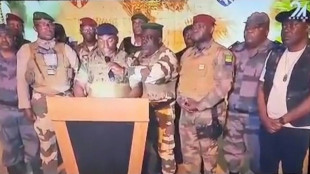 Militares d&atilde;o golpe de Estado no Gab&atilde;o e anunciam pris&atilde;o domiciliar do presidente