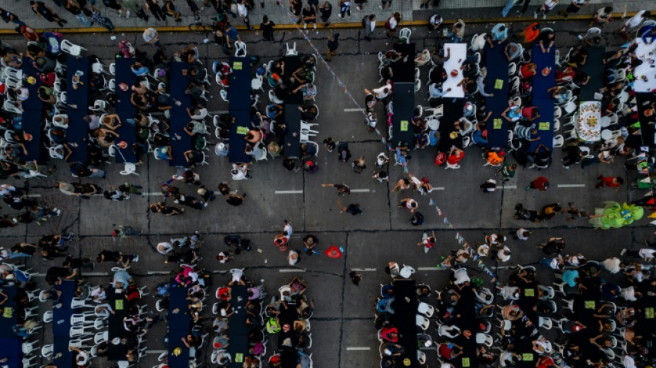 Unas tres mil personas asisten a una cena navide&ntilde;a para los sin techo en Buenos Aires