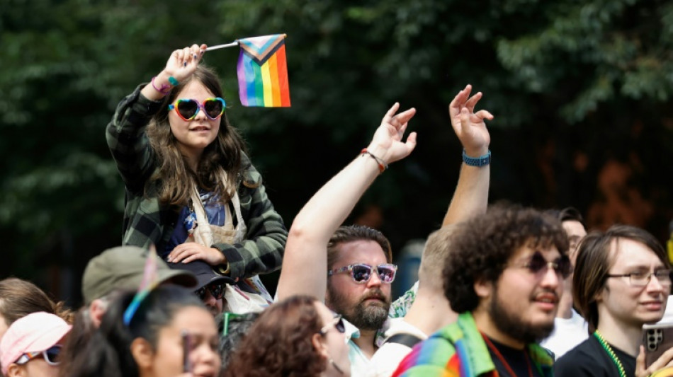 Estript&iacute;s y sincronizaci&oacute;n de labios: "drag queens" de EEUU se movilizan contra Trump en Chicago