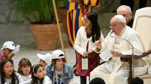 Bebe un vaso de agua cuando est&eacute;s enojado, aconseja el papa a los ni&ntilde;os