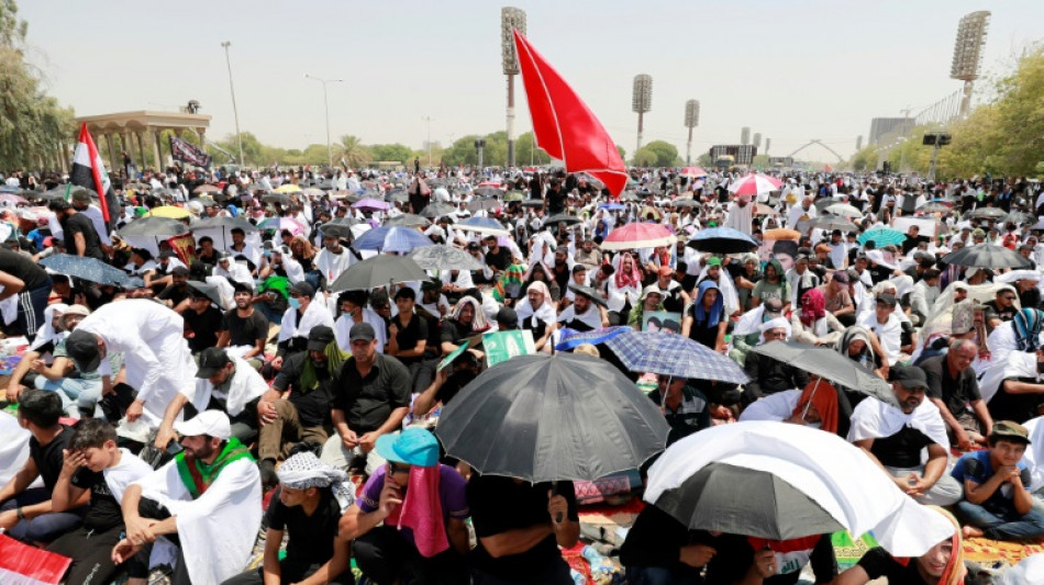 Une foule &agrave; la pri&egrave;re &agrave; Bagdad, nouvelle d&eacute;monstration de force de Moqtada Sadr