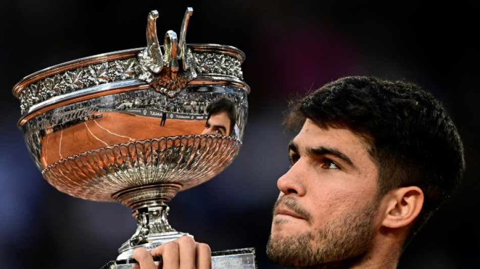 Alcaraz vence Sinner em final épica e repete título em Roland Garros