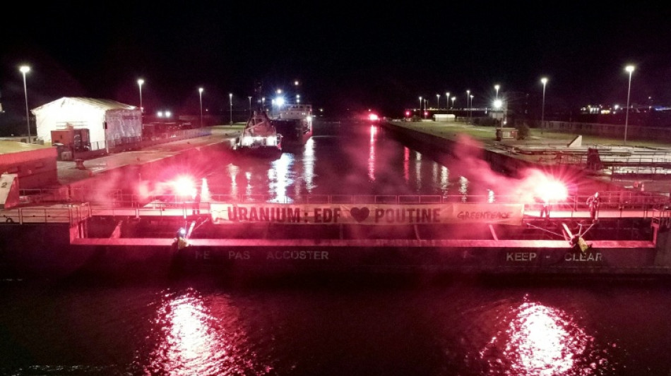 Protest gegen Atomgesch&auml;fte mit Russland: Greenpeace blockiert Frachter