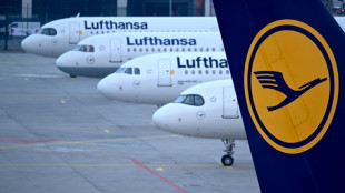 La aerol&iacute;nea Lufthansa duplica beneficios en 2023 por la demanda y los precios