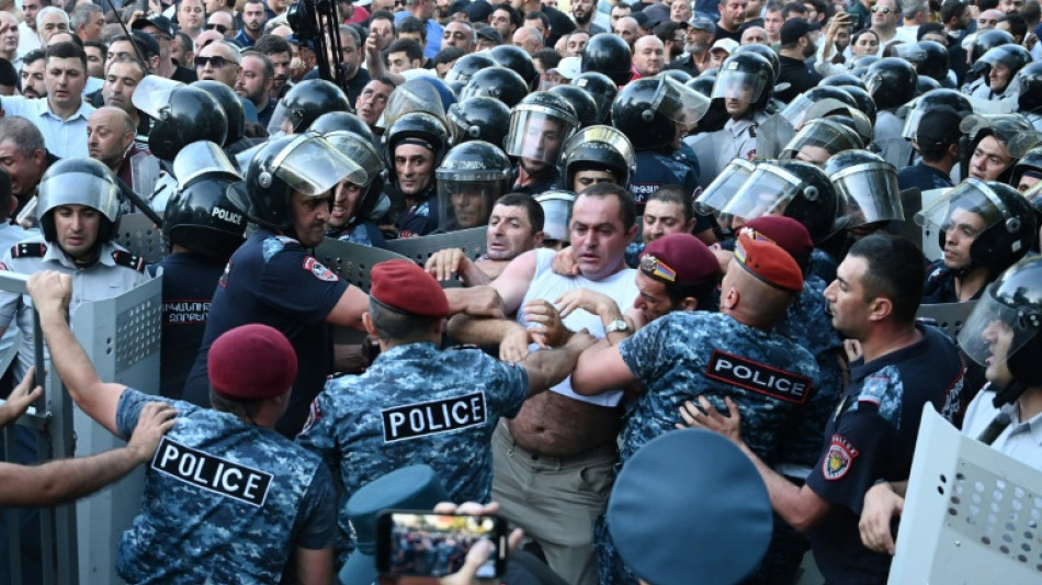 Protesto contra governo deixa dezenas de feridos na Arm&ecirc;nia