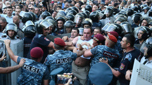 Protesto contra governo deixa dezenas de feridos na Arm&ecirc;nia