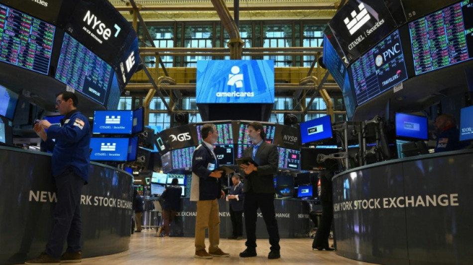 Wall Street ouvre en baisse, tassement apr&egrave;s de nouveaux records