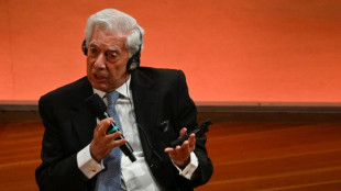 Vargas Llosa entra a los 86 años en la Academia Francesa