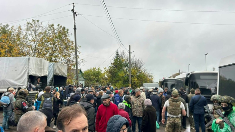 Ucranianos aproveitam tr&eacute;gua para fugir de cidade ocupada por Moscou
