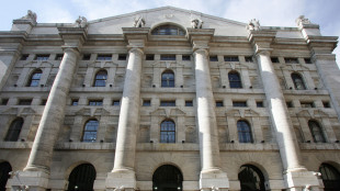 Borsa: Milano sulla parit&agrave; con le banche deboli, recupera Stellantis (+4%)