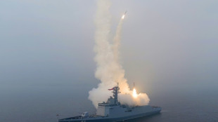 L&iacute;der norte-coreano supervisiona testes militares