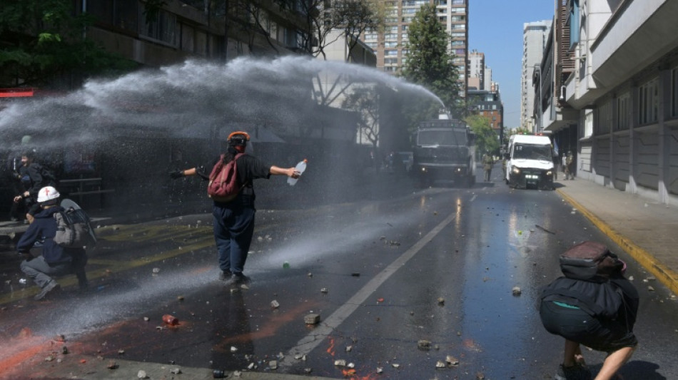 Miles de estudiantes en Chile protestan contra Kast por los recortes a la educaci&oacute;n