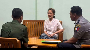 El hijo de Aung San Suu Kyi pide en Francia una "prueba de vida" de su madre