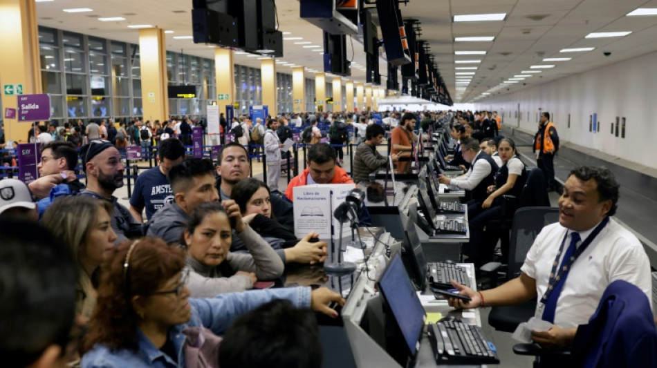 Principal aeropuerto de Per&uacute; reanuda vuelos tras problemas en pista de aterrizaje