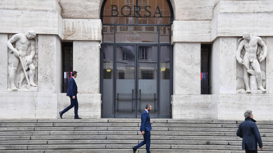 Borsa: Milano dimezza il calo (-0,82%), corre Ferrari, gi&ugrave; Buzzi