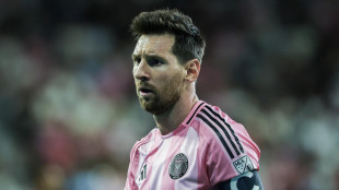 Messi torna in campo dopo la morte del padre, ovazione dei tifosi