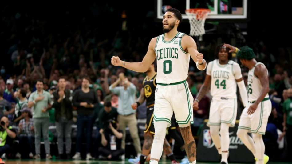 Los Celtics sacan el orgullo y se avanzan 2-1 en las Finales de la NBA