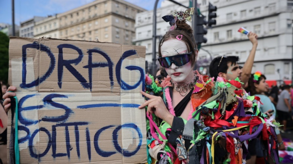 Festa, brilho e reivindica&ccedil;&otilde;es a Milei em Marcha do Orgulho LGBT+ na Argentina