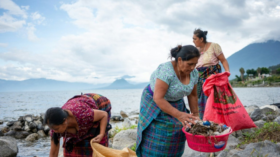 "Guardianas" mayas limpian lago amenazado por contaminaci&oacute;n en Guatemala