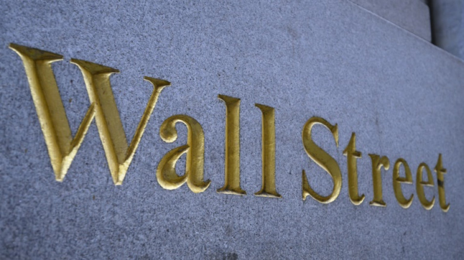 Wall Street d&eacute;marre en baisse inqui&egrave;te du poids de l'inflation sur la consommation